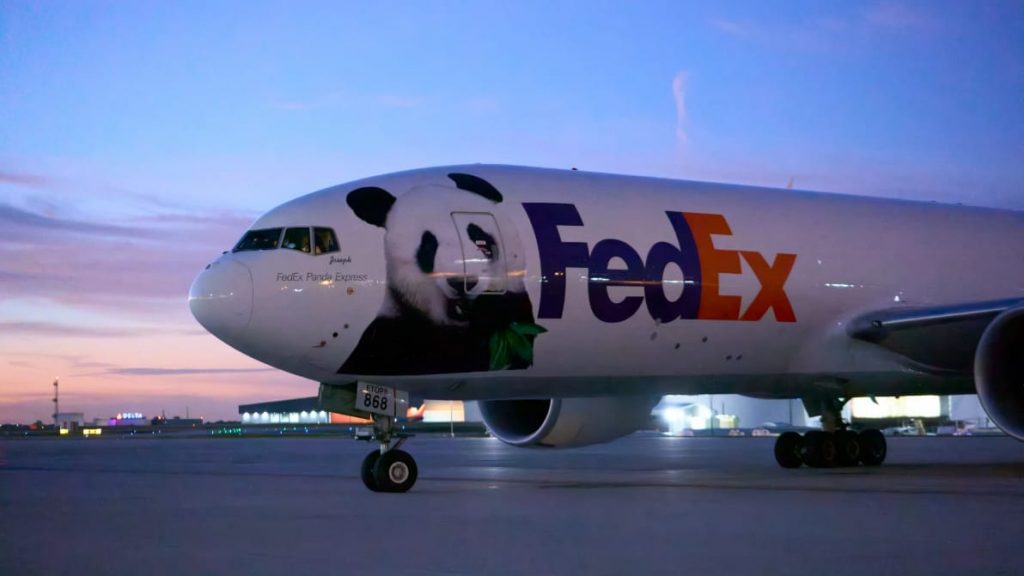 מטוס FedEx Panda Express עם ציור פנדה על החרטום בשקיעה. באדיבות FedEx