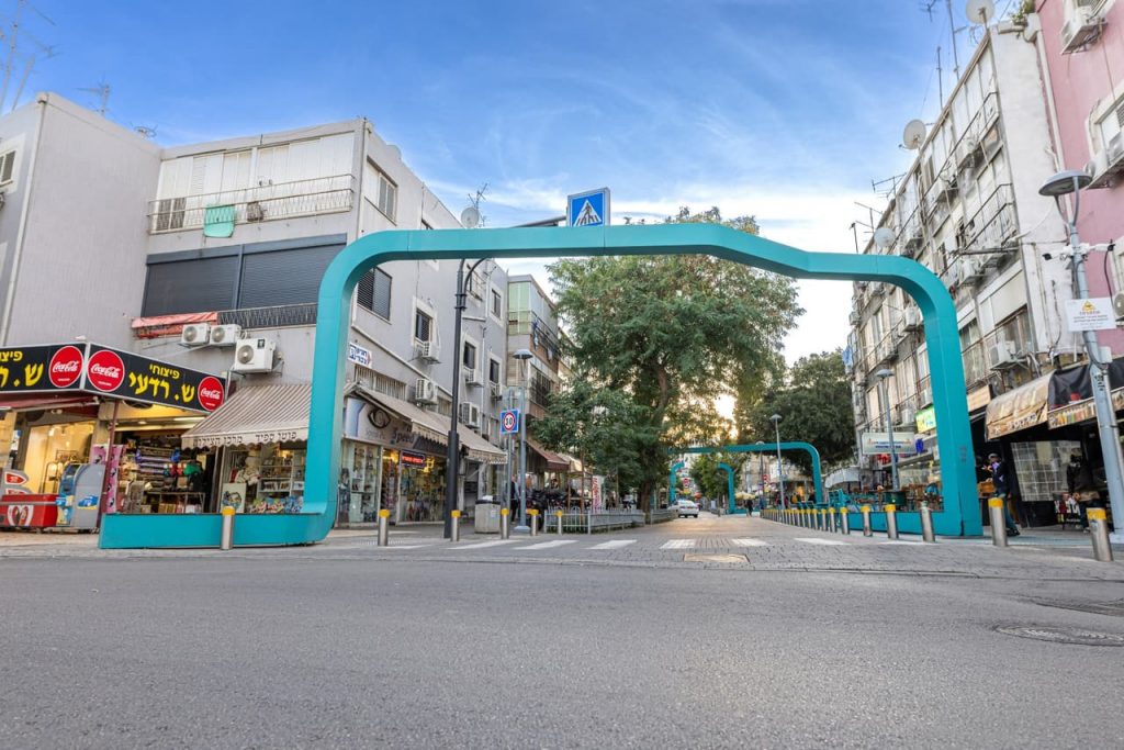 מרכז העיר פתח תקווה, קשתות תכלת ברחוב הולכי רגל. באדיבות דוברות עיריית פתח תקווה