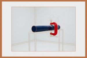 איור קו במבט שלושת־רבעי מלמטה: מוט מתכת נייבי ומהדק אדום על מעמד מעבדה (בעזרת AI)