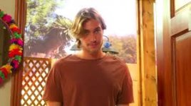 עומר דרור בבית הכלבים.jpg