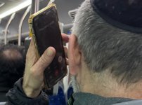 אישתו היפה שלו.jpg