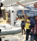 לאון נתלע על המנורה.gif