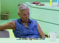 מחזיקה אותו מהביצים.gif