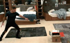 שי בועט בקרטון.gif