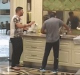 קרלוס שובר צלחת.gif
