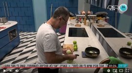 השף רמי ורד מכין לדיירי הבית סכרת בטעם תפוחים01.jpg השף רמי ורד מכין לדיירי הבית סכרת בטעם תפוחים01.jpg