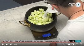 השף רמי ורד מכין לדיירי הבית סכרת בטעם תפוחים04.jpg השף רמי ורד מכין לדיירי הבית סכרת בטעם תפוחים04.jpg