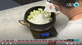 השף רמי ורד מכין לדיירי הבית סכרת בטעם תפוחים05.jpg השף רמי ורד מכין לדיירי הבית סכרת בטעם תפוחים05.jpg
