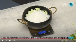 השף רמי ורד מכין לדיירי הבית סכרת בטעם תפוחים09.jpg השף רמי ורד מכין לדיירי הבית סכרת בטעם תפוחים09.jpg